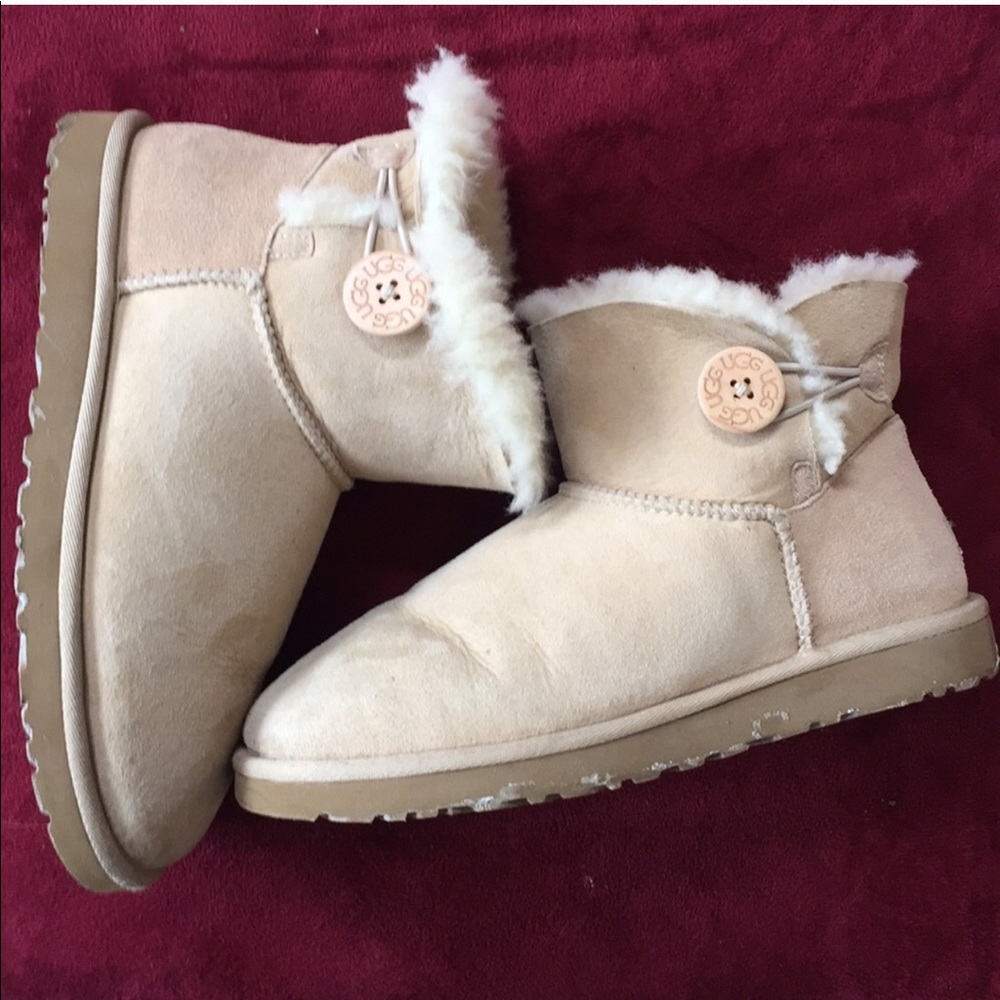 Bailey Button Short UGGS Size 8